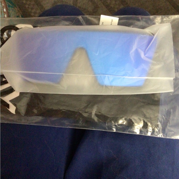 1 LEFT ! SALE 🔥Rare Quay Spotlightbblue shield sunglasses - Picture 6 of 6